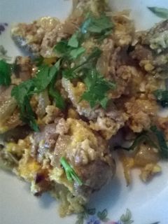 Фото Жареная куриная печень с яйцом и луком.