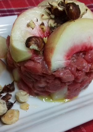 Une photo de Tartare de veau aux pêches, chips de parmesan