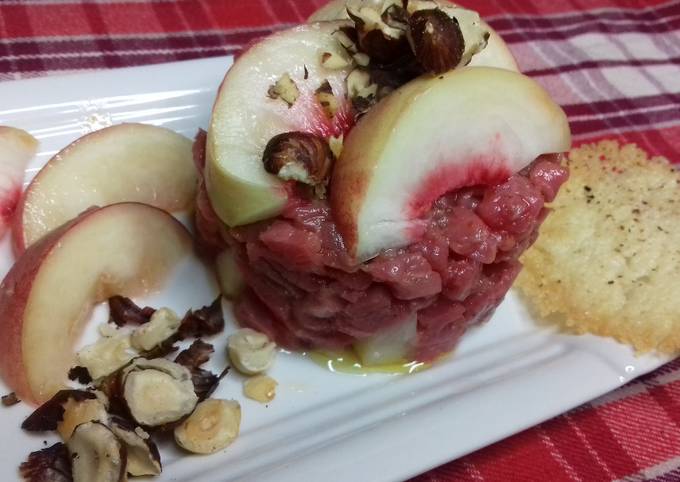 Tartare de veau aux pêches, chips de parmesan