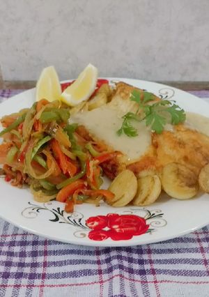 Una foto de Pacu grillé con vegetales braseados