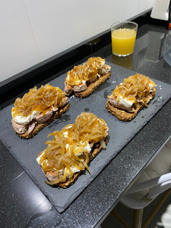 Una foto de Tostadas de queso de cabra y cebolla caramelizada