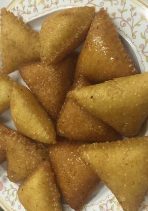 صورة لوصفة طريقة عمل حلي المثلثات السميد