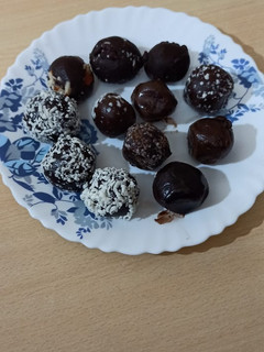 A picture of Oreo buiscuit balls.