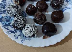A picture of Oreo buiscuit balls.