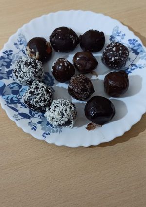 A picture of Oreo buiscuit balls.