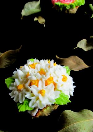 Hình của món Những đóa hoa cupcake và công thức kem bơ bất bại.
