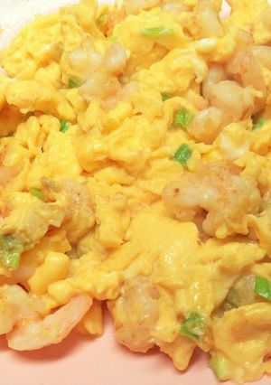 ～香蔥滑蛋蝦仁～餐桌上的晚餐 的食譜成品照片