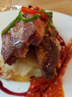 Una foto de Costilla de cerdo con patatas y verduras