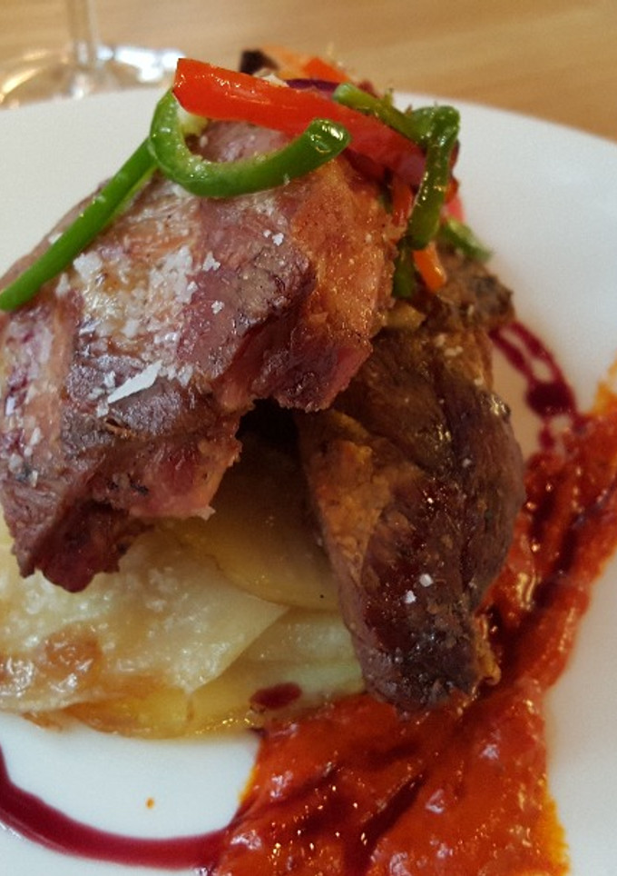 Una foto de Costilla de cerdo con patatas y verduras