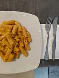 Rigatoni con salsa de tomates cherry y queso feta con jamón serrano
