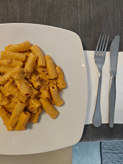 Una foto de Rigatoni con salsa de tomates cherry y queso feta con jamón serrano