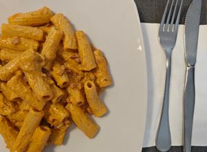 Foto principal de Rigatoni con salsa de tomates cherry y queso feta con jamón serrano
