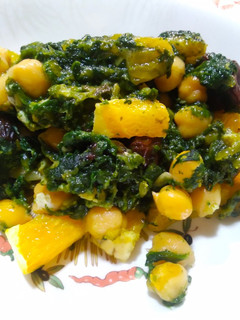 Una foto de Espinacas con garbanzos y naranja