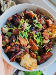 Una foto de Tofu con salsa de soja