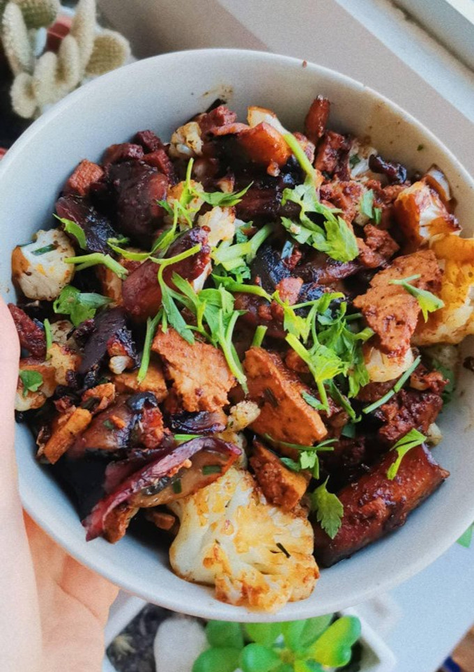 Una foto de Tofu con salsa de soja