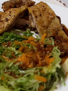 Una foto de Ensalada de pollo con sésamo