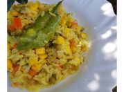 Una foto de arroz al curry con vegetales