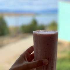 Una foto de Licuado de banana, naranja y frutos rojos ✨
