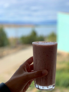Una foto de Licuado de banana, naranja y frutos rojos ✨