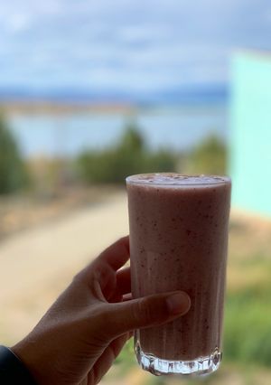 Una foto de Licuado de banana, naranja y frutos rojos ✨