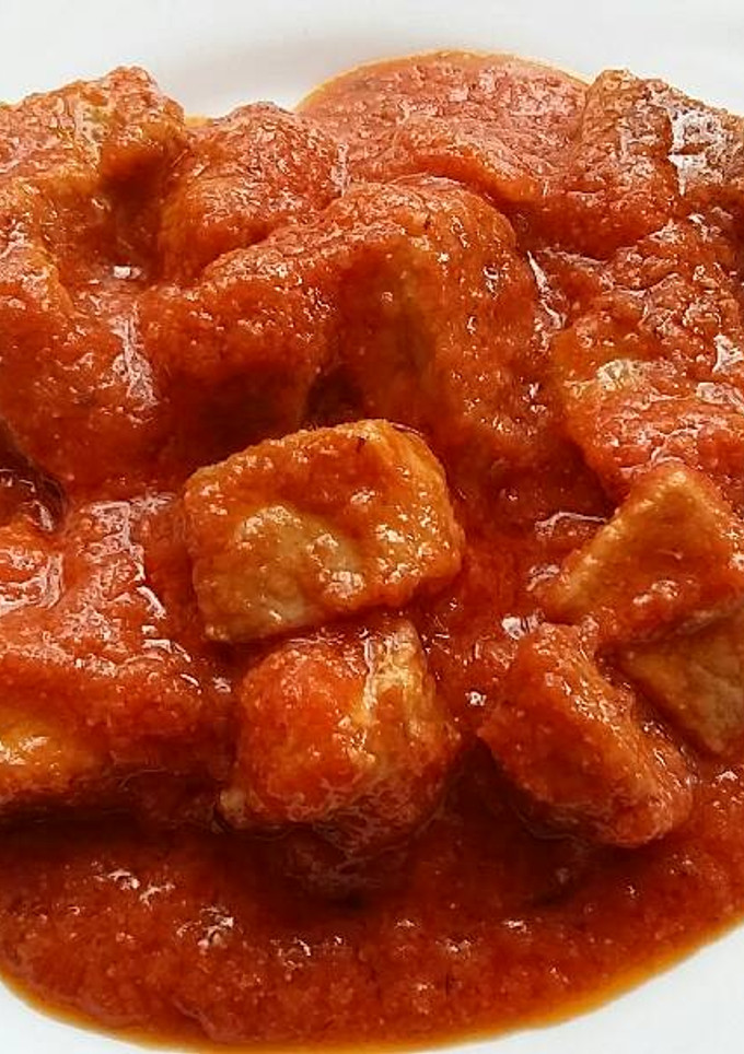Una foto de Carne y asadura de cerdo con tomate