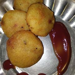 A picture of Namkin stuffed suji kachori.