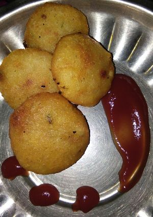 A picture of Namkin stuffed suji kachori.