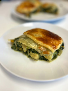 Una foto de Hojaldre de espinacas con cebolla caramelizada, manzana y queso de cabra