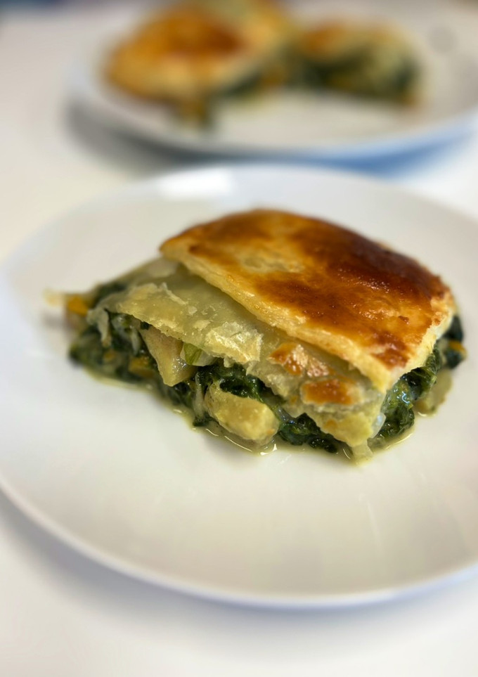 Una foto de Hojaldre de espinacas con cebolla caramelizada, manzana y queso de cabra