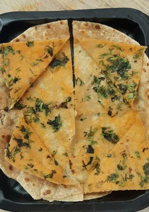 ગાર્લિક કોરીએન્ડર રોટી (Garlic Coriander Roti Recipe In Gujarati) રેસીપી મુખ્ય ફોટો