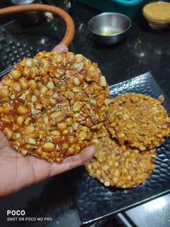 गुड़ मूंगफली की चिक्की(Gud moongfali ki chikki recipe in Hindi) रेसिपी मुख्य फोटो