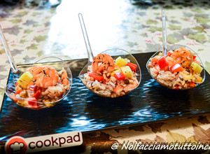 Foto di Finger Food - Insalata di Cereali con peperoni marinati, ananas e gamberi saltati