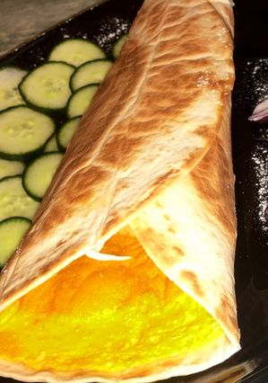 Sajtos-sonkás tojástekercs tortillában 🫔🌯 recept fotója