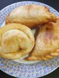 Empanadas fritas de muzzarella, cebolla y ciruelas