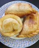 Empanadas fritas de muzzarella, cebolla y ciruelas