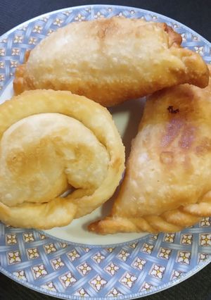 Una foto de Empanadas fritas de muzzarella, cebolla y ciruelas