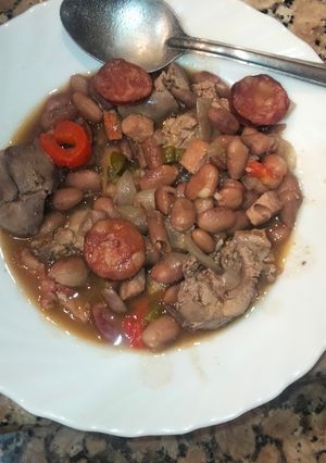 Una foto de Higaditos de pollo con alubias pintas