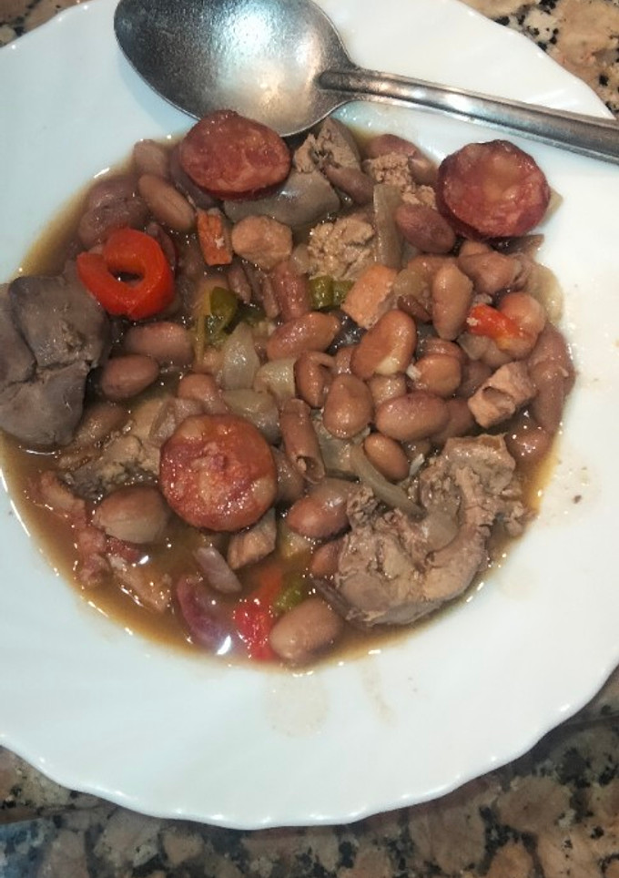 Una foto de Higaditos de pollo con alubias pintas