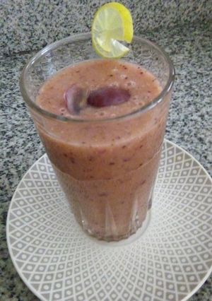 Una foto de Refrescante jugo mixto con perejil, chía y salvado de trigo