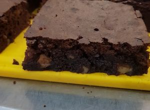 Una foto de Brownie de chocolate aguila