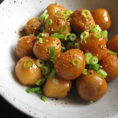 A picture of ‘Satoimo’ with Garlic, Butter & Soy Sauce.
