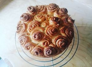 Foto di Torta di rose con zucchero e cannella