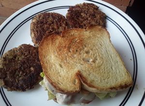 Una foto de Sándwich con patties de frijoles...🤔