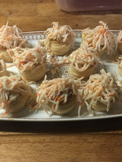 Una foto de Mini volovanes rellenos con surimi fresco rallado