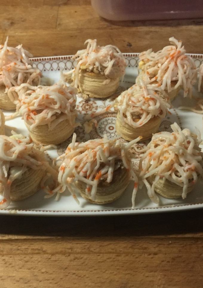 Una foto de Mini volovanes rellenos con surimi  fresco rallado