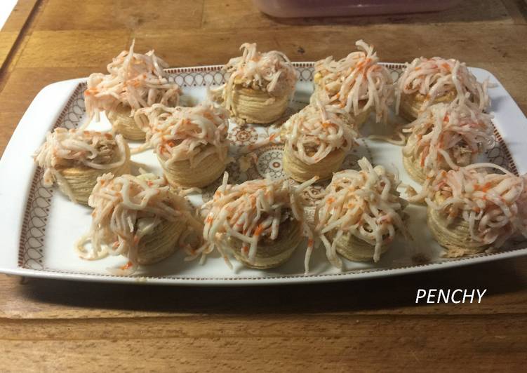 Mini volovanes rellenos con surimi  fresco rallado