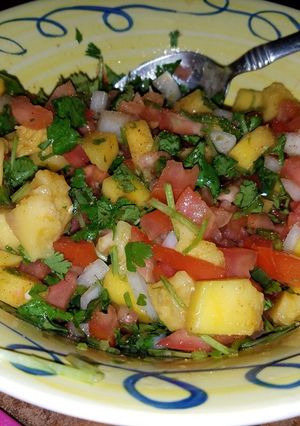 Una foto de Pico de gallo con fresa y mango