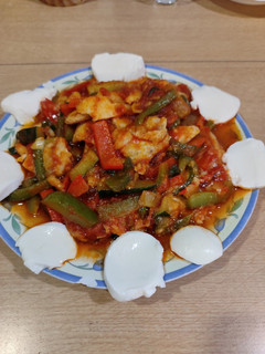 Una foto de Merluza en salsa de tomate y verduras con queso