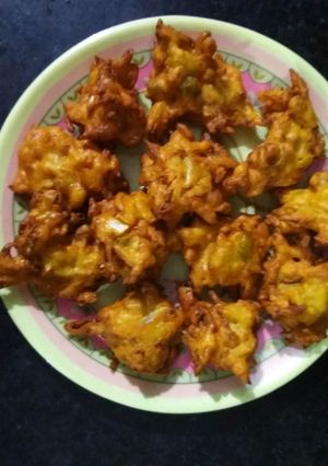 A picture of Cabbage ke pakode.