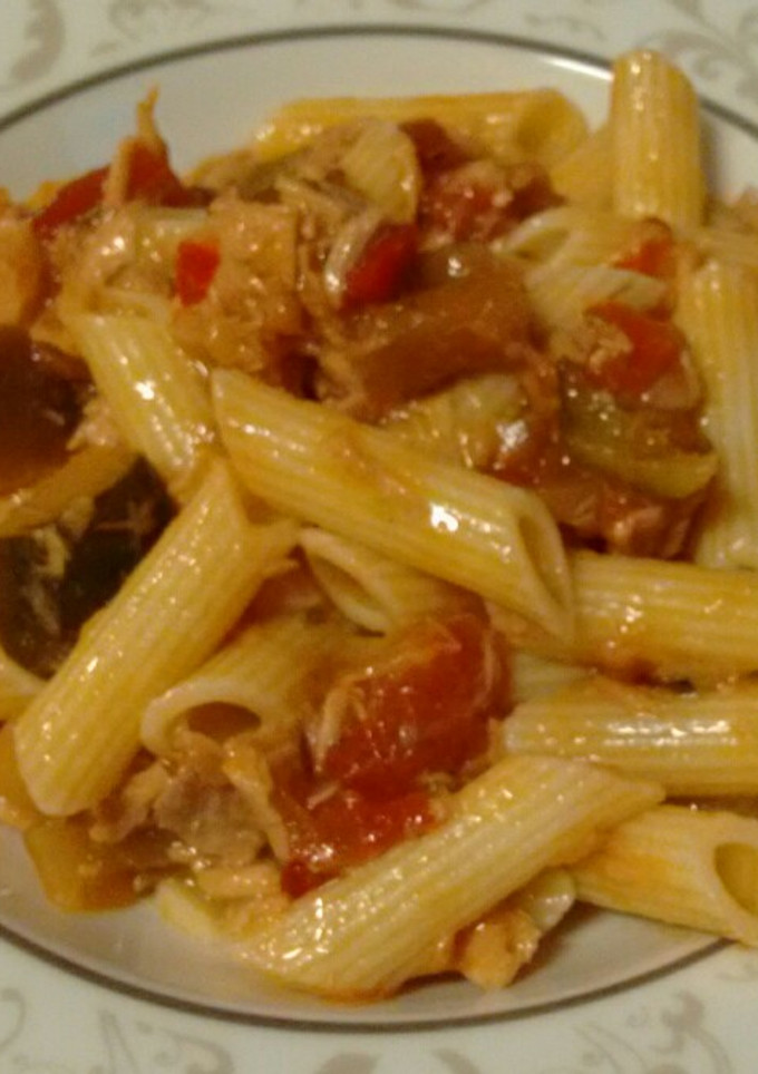 Una foto de Macarrones con pisto de bote y atún